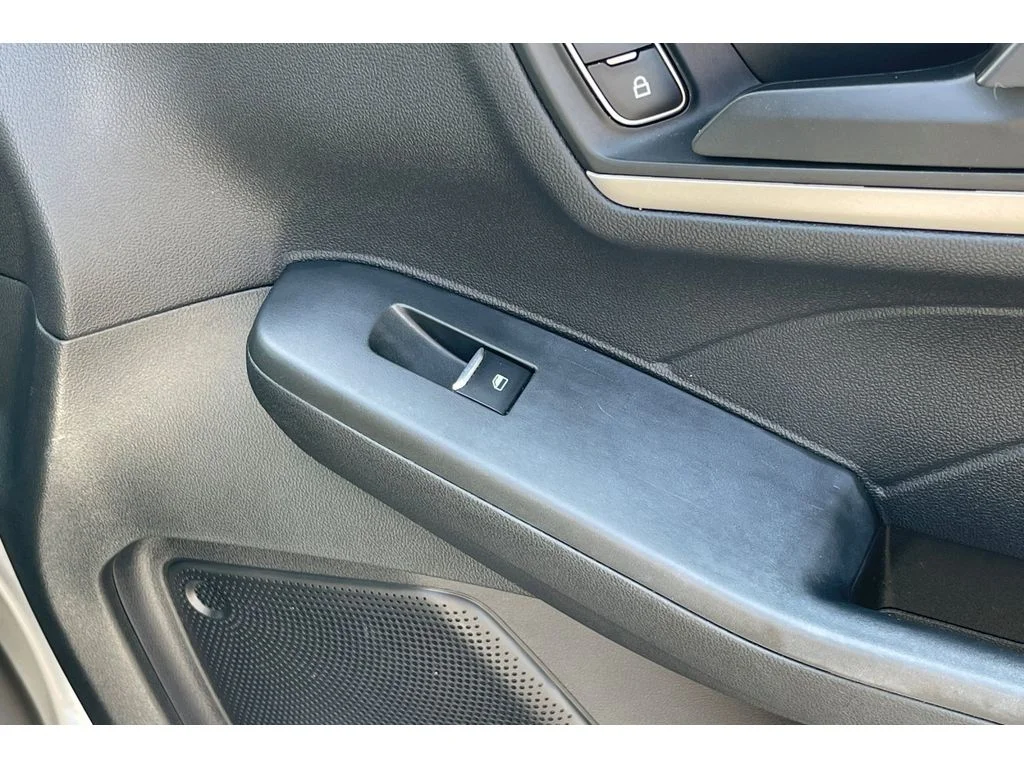 Used 2022 ICONIC SILVER Ford SE image 22