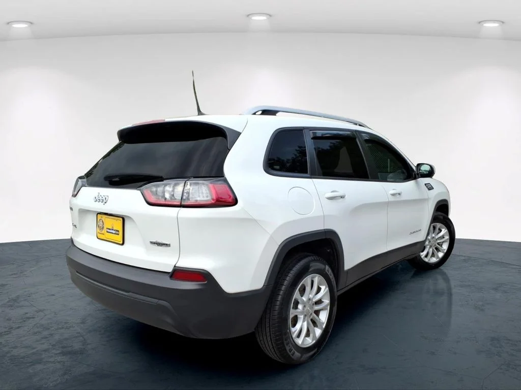 Used 2021 White Jeep Latitude image 8