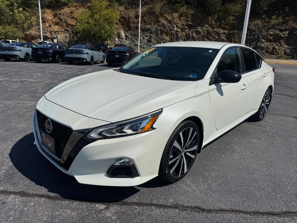 Used 2021 Qab/ White Tricoat Nissan 2.5 SR image 3