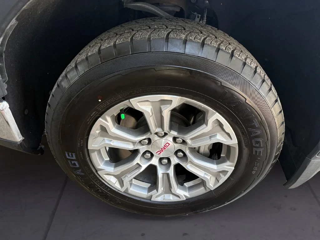Used 2025 White GMC SLT image 9