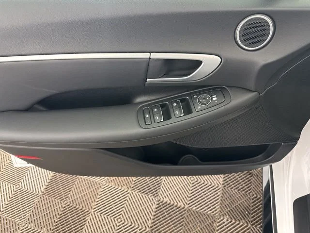 Used 2025 White Hyundai SEL image 22