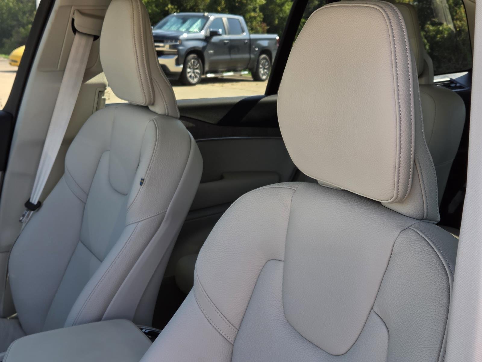 Used 2023 Bright Dusk Metallic Volvo Plus image 33