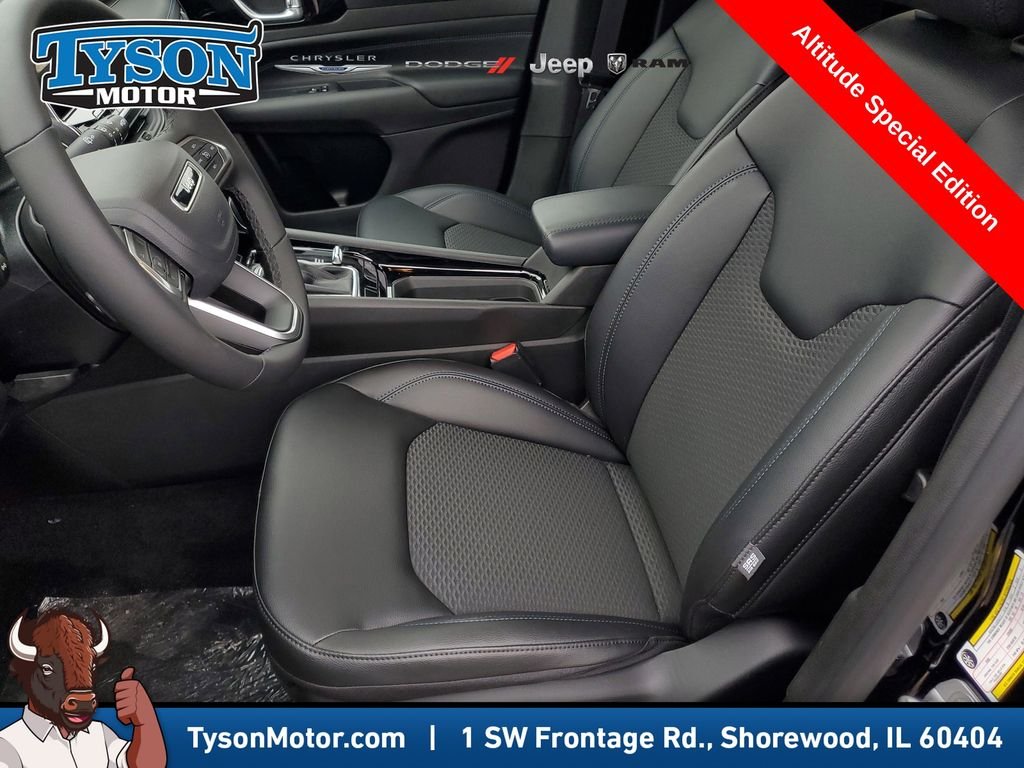 New 2026 Diamond Black Crystal Pearlcoat Jeep Latitude image 17