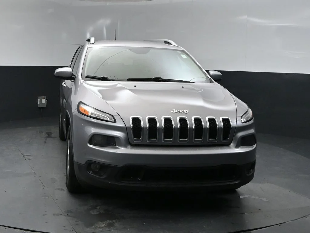 Used 2018 Silver Jeep Latitude Plus image 6