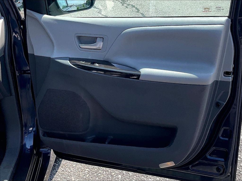 Used 2018 Beige Toyota XLE Premium image 12