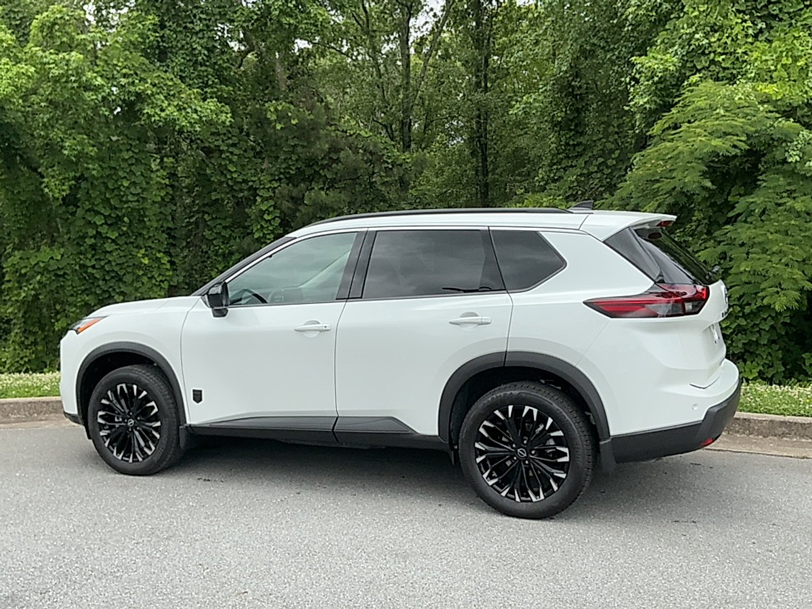 New 2026 Everest White Pearl Tricoat Nissan Dark Armor image 3