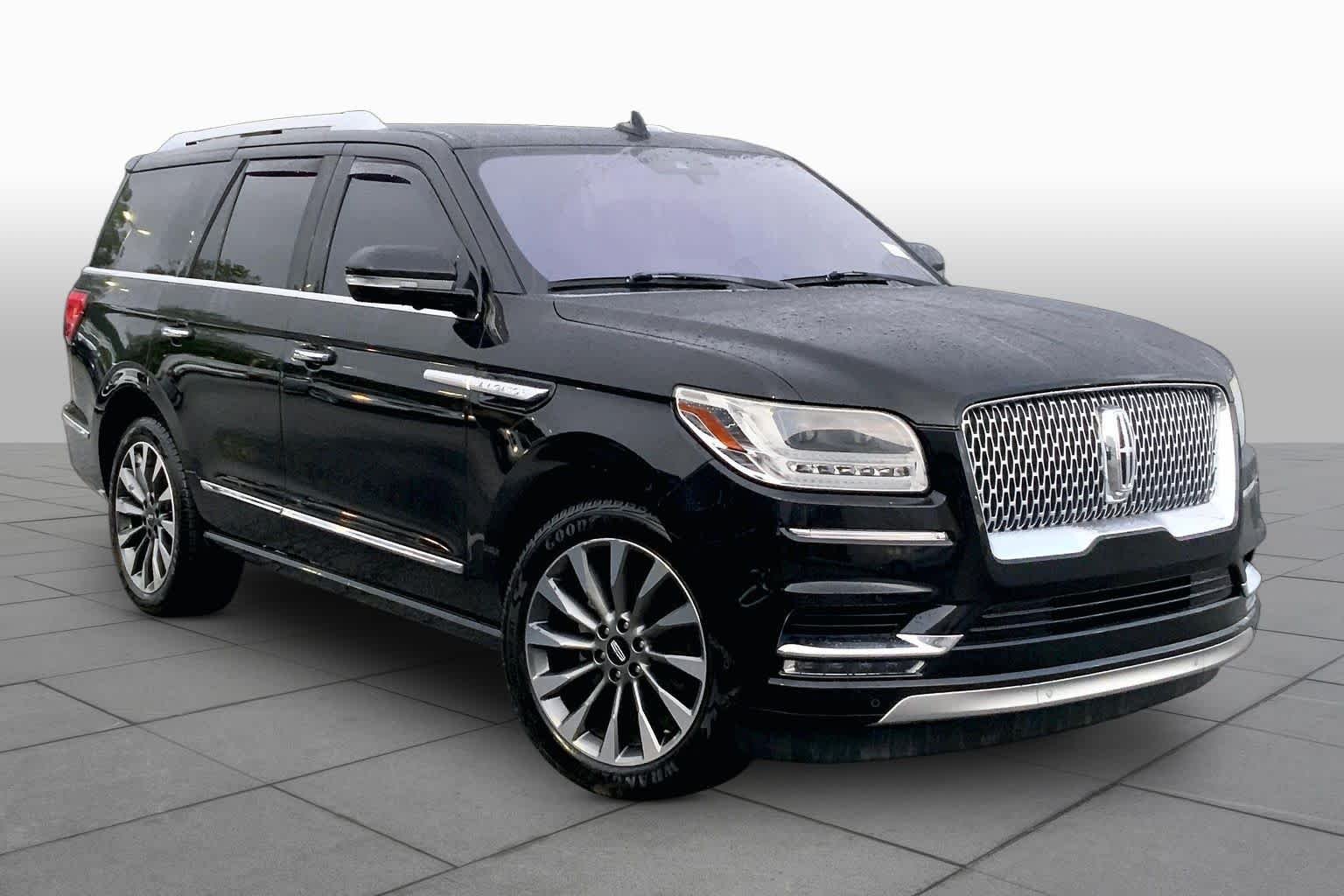 Used 2018 Black Velvet Lincoln Select image 3