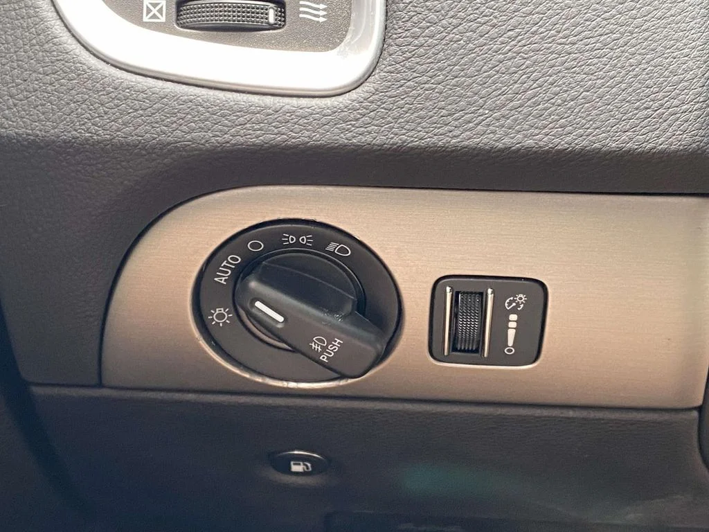 Used 2020 Blue Dodge SXT Plus image 34
