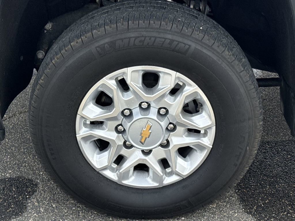 Used 2025 Summit White Chevrolet LT image 34