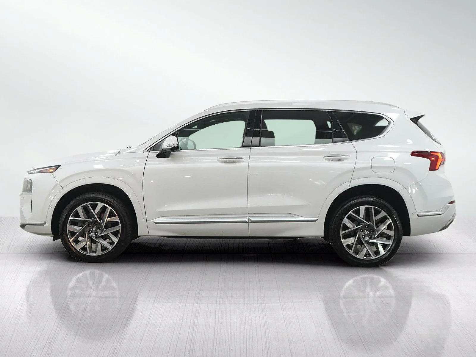 Used 2022 Hyundai Santa Fe Calligraphy with VIN 5NMS5DAL4NH422662 for sale in Wayzata, Minnesota