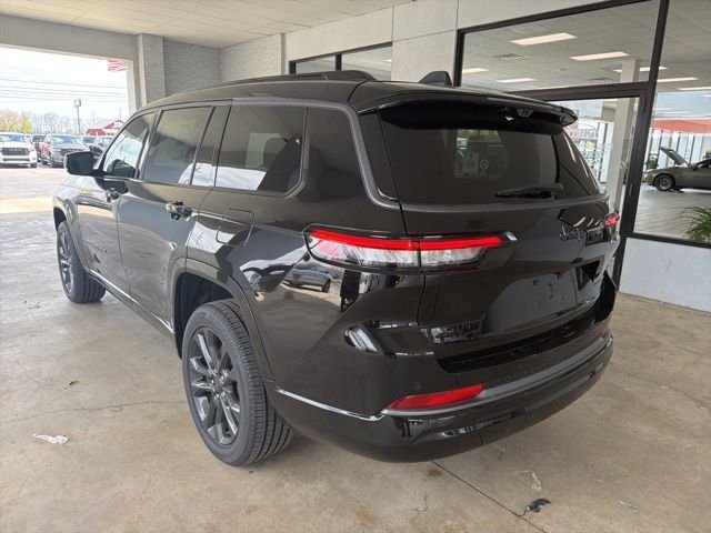 New 2026 Diamond Black Crystal Pearl-Coat Exterior Paint Jeep Limited image 3