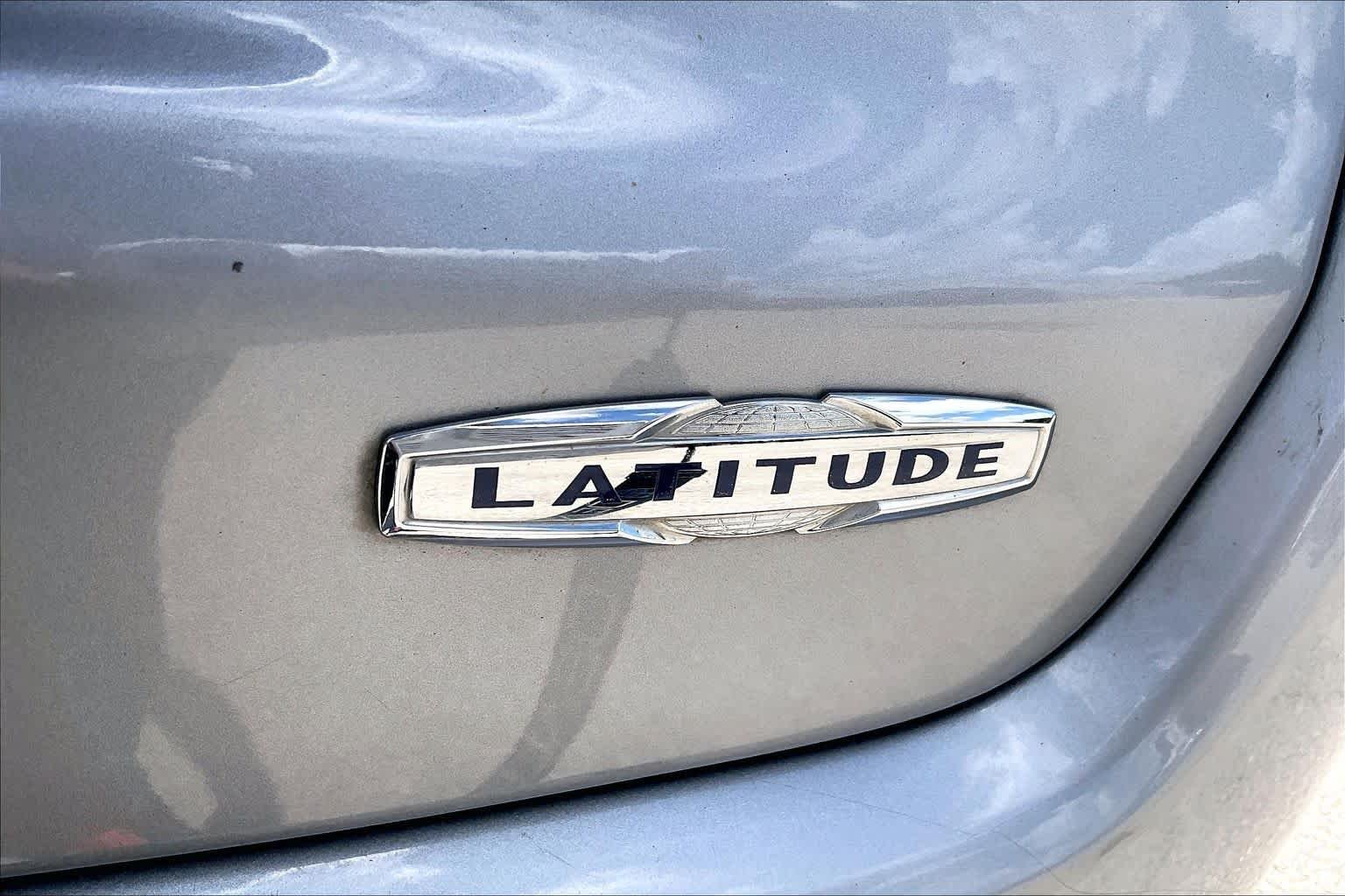 Used 2019 Billet Silver Metallic Clear Coat Jeep Latitude image 10