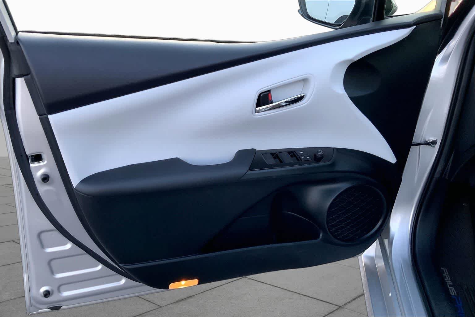 Used 2021 Classic Silver Metallic Toyota XLE image 21