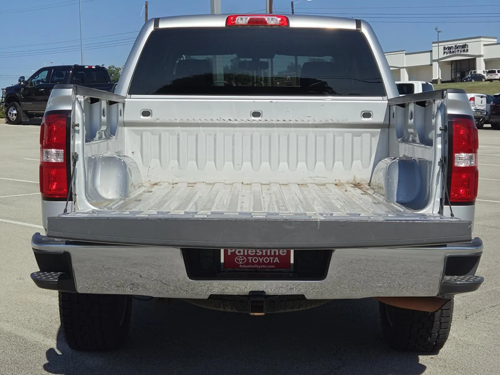 Used 2018 Quicksilver Metallic GMC 2WD Crew Cab 143.5 SLE image 9