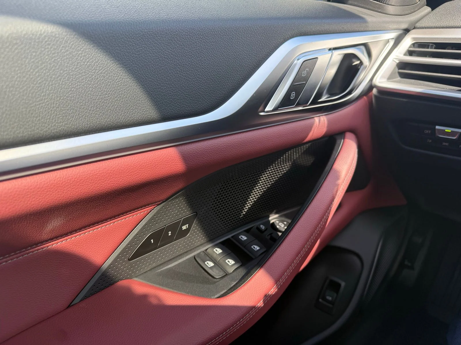 New 2026 Mineral White Metallic BMW xDrive40 image 26