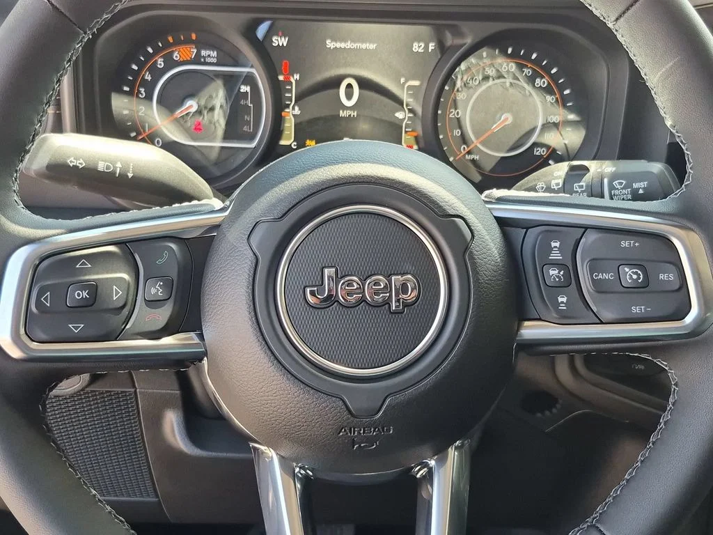 New 2026 Black Clear-Coat Exterior Paint Jeep Sahara image 15