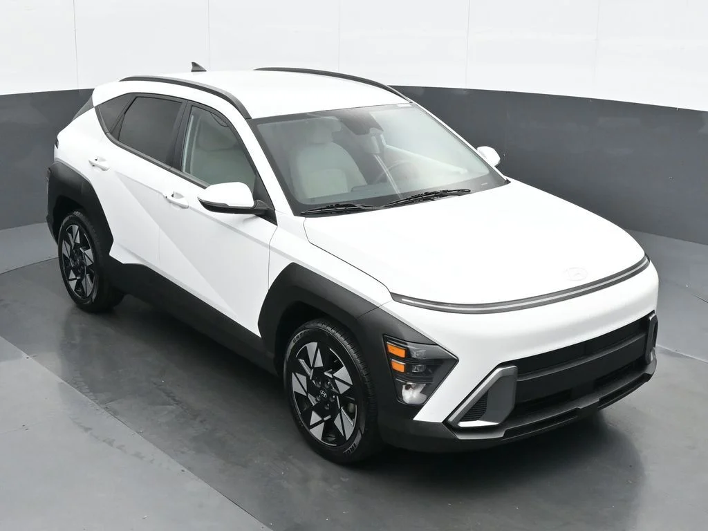 Used 2025 White Hyundai SEL image 25