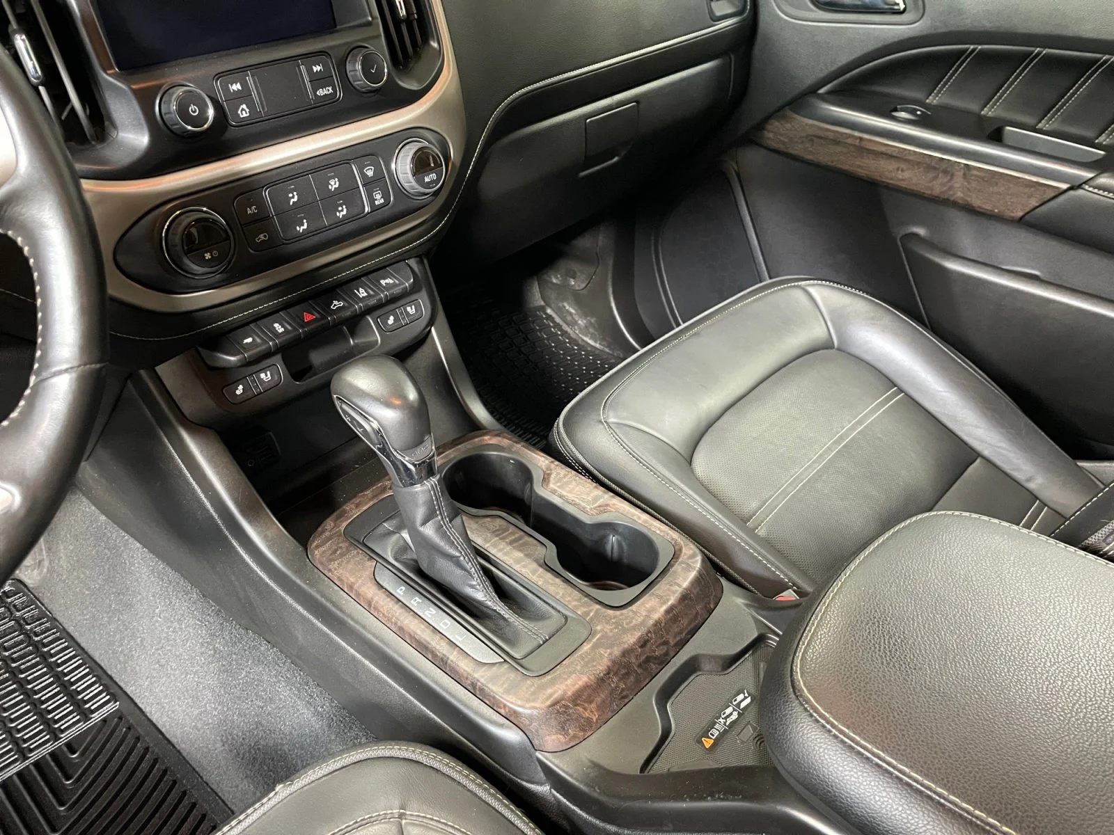 Used 2022 BLACK GMC Crew Cab 4WD DENALI image 13