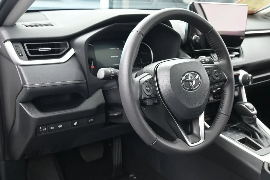 Used 2025 White Toyota XLE Premium image 15