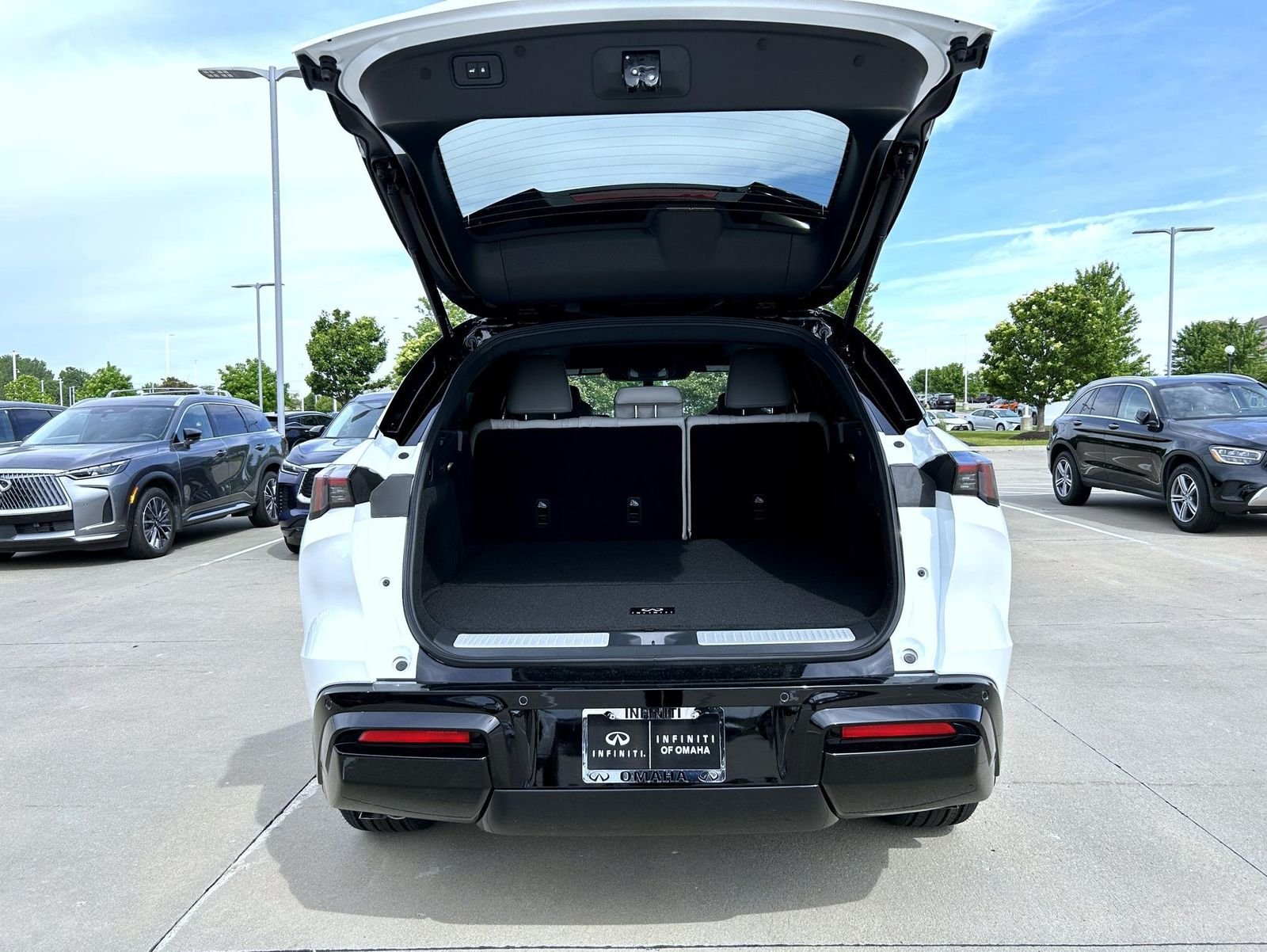 New 2027 2T RAD WHT INFINITI Autograph AWD image 21