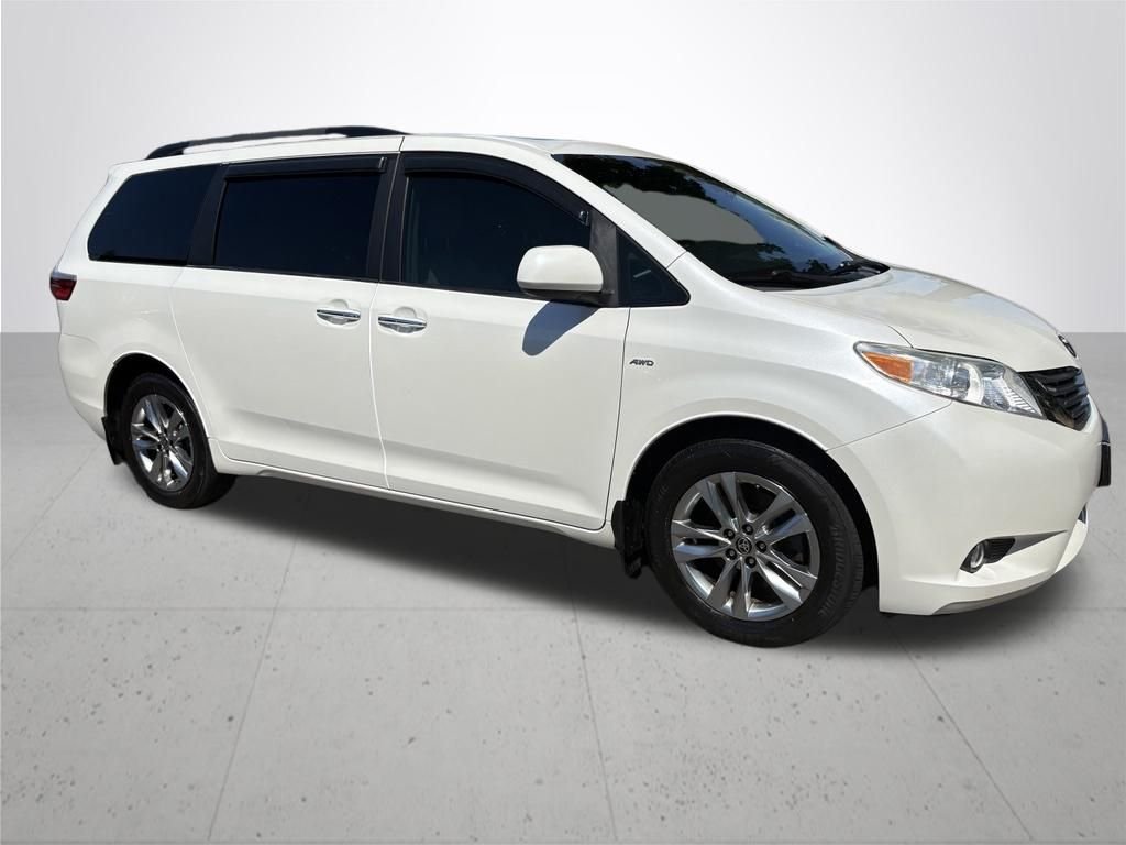 Used 2017  Toyota XLE image 5