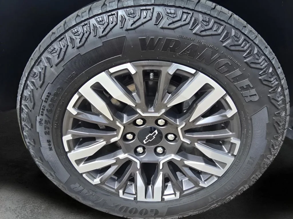 Used 2025 Iridescent Pearl Tricoat Chevrolet Z71 image 29