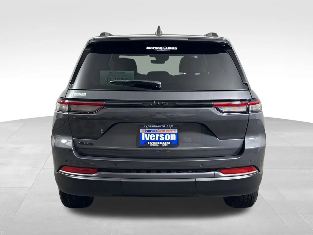New 2026 Baltic Gray Metallic Clear-Coat Exterior Paint Jeep Altitude image 9