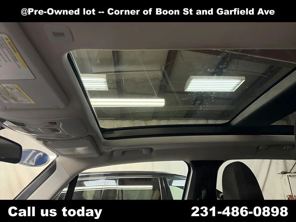 Used 2021 Silver Jeep Latitude image 13