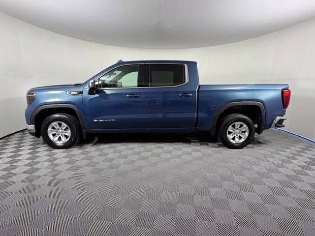 Used 2024  GMC SLE image 4