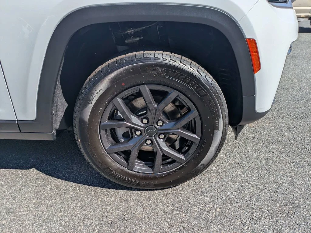New 2027 Bright White Clear-Coat Paint Jeep  image 11