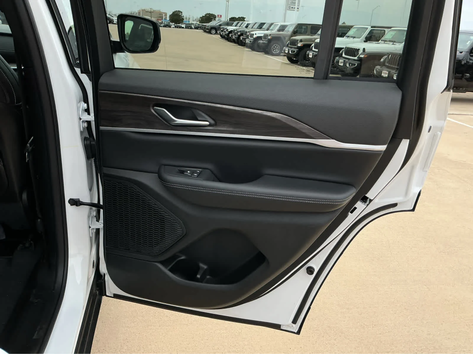 New 2026 Bright White Clear-Coat Exterior Paint Jeep Laredo Altitude image 18
