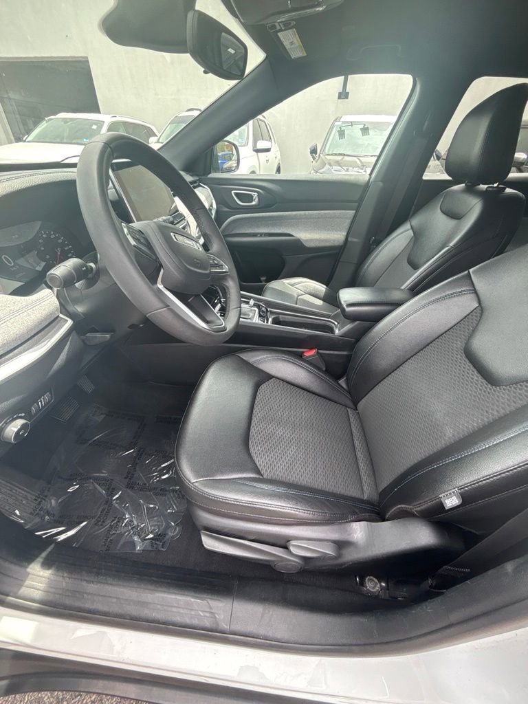 Used 2024 White Jeep Latitude image 13