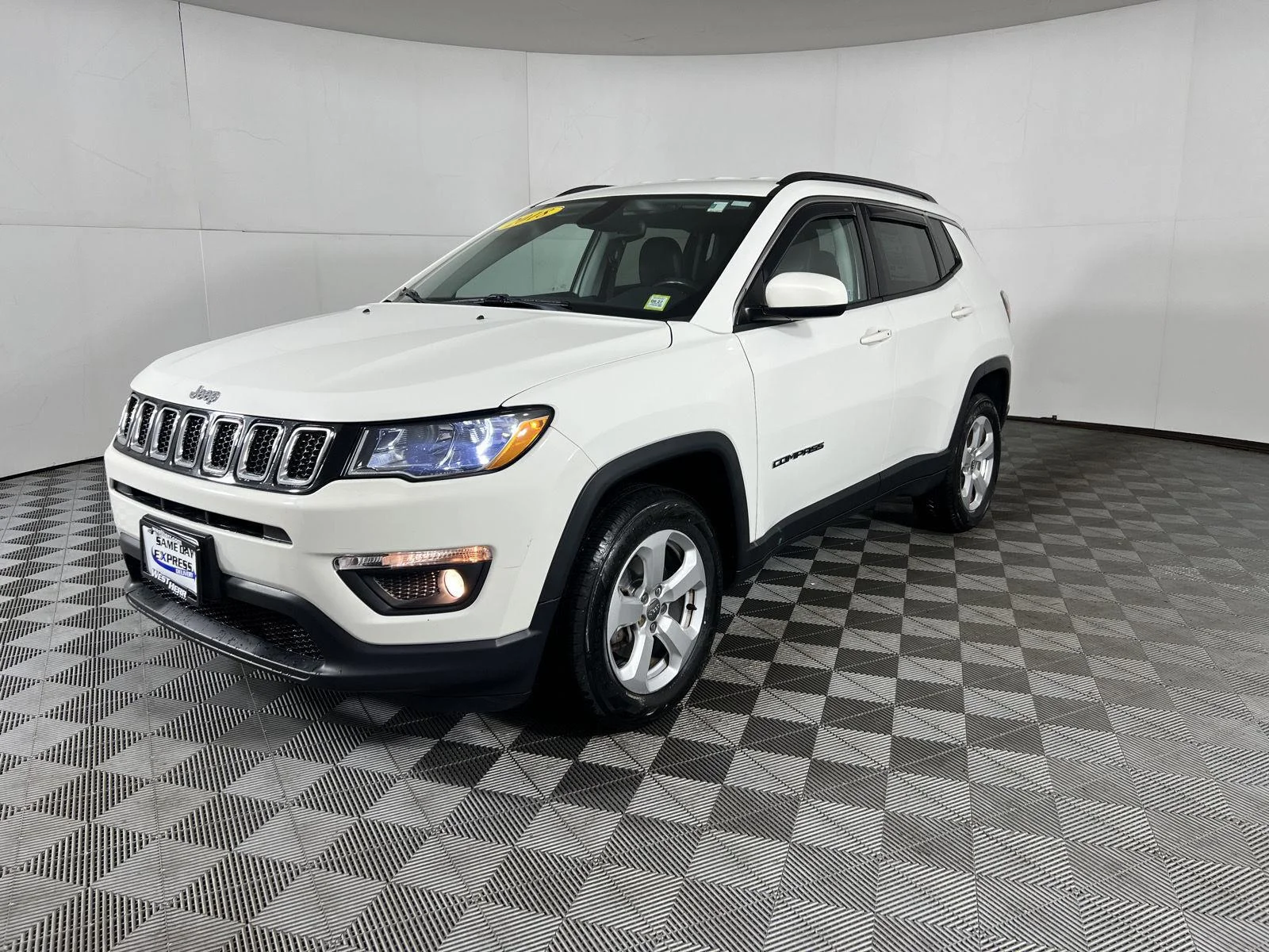 Used 2018 White Clearcoat Jeep Latitude image 3
