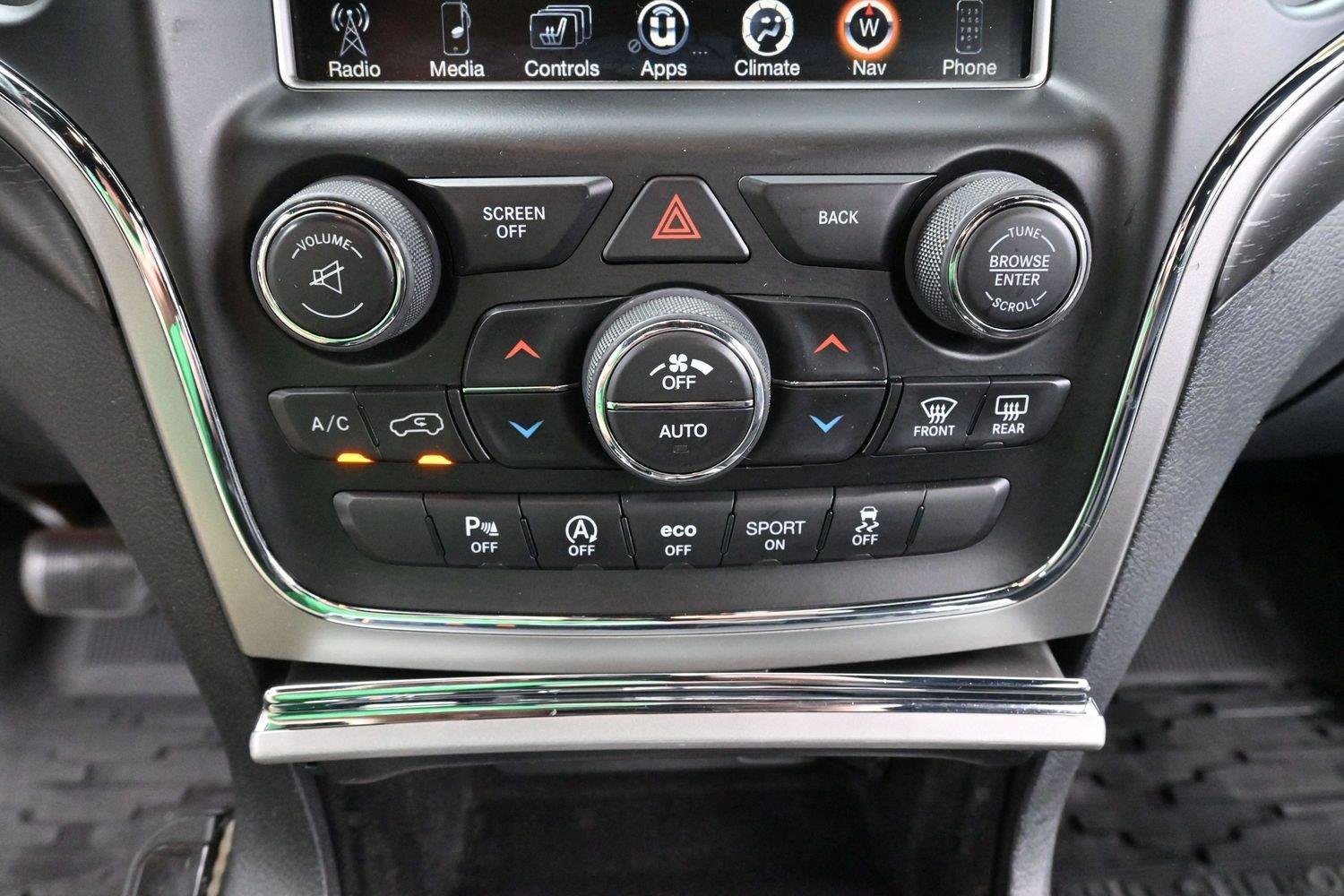 Used 2017 Diamond Black Crystal Pearlcoat Jeep Altitude image 24