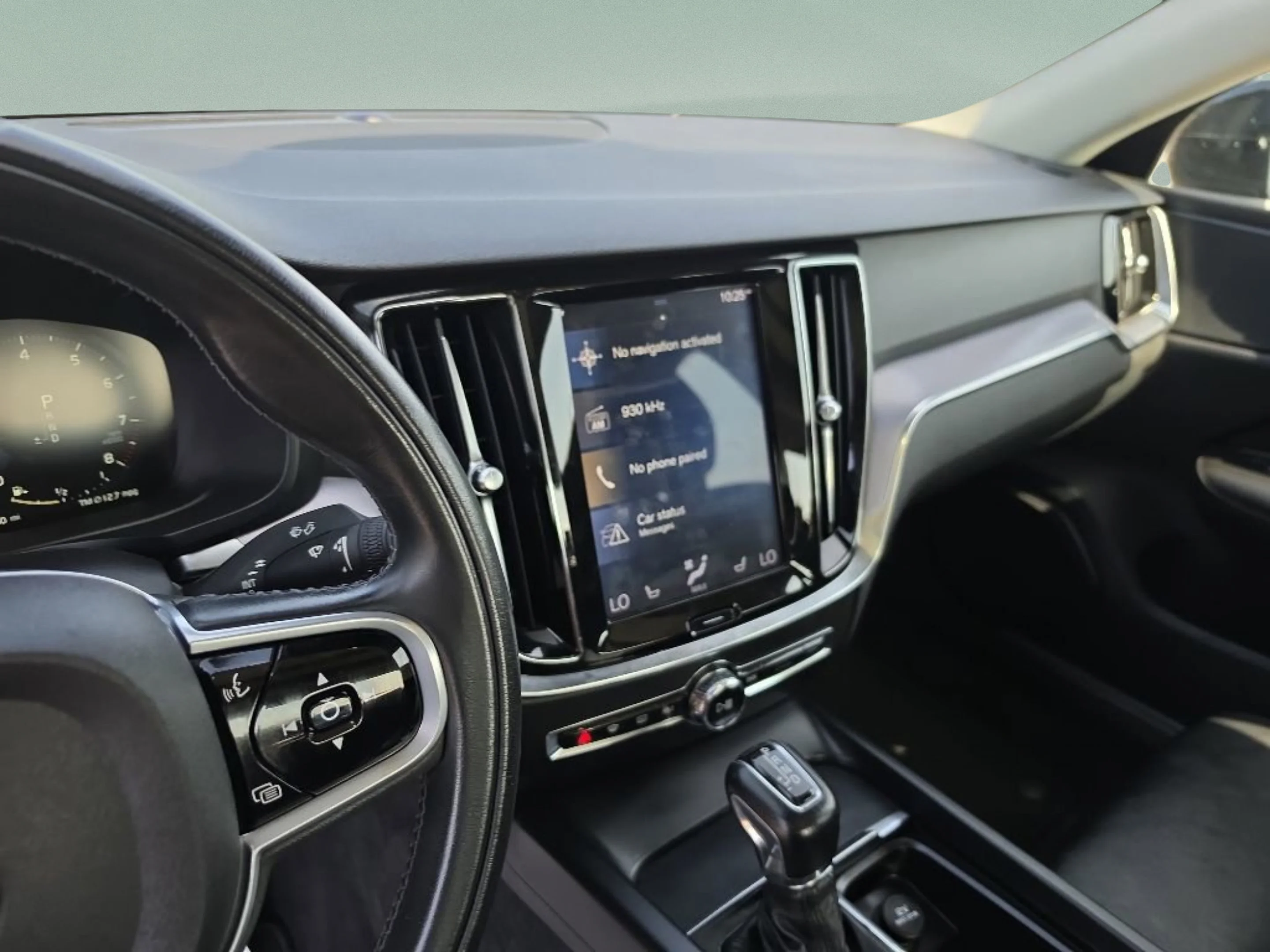 Used 2020 Black Volvo Momentum image 17