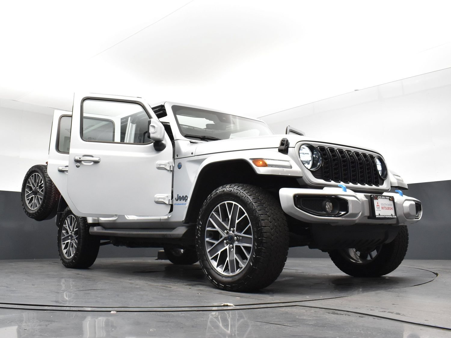 Used 2024 Silver Zynith Clearcoat Jeep High Altitude image 29