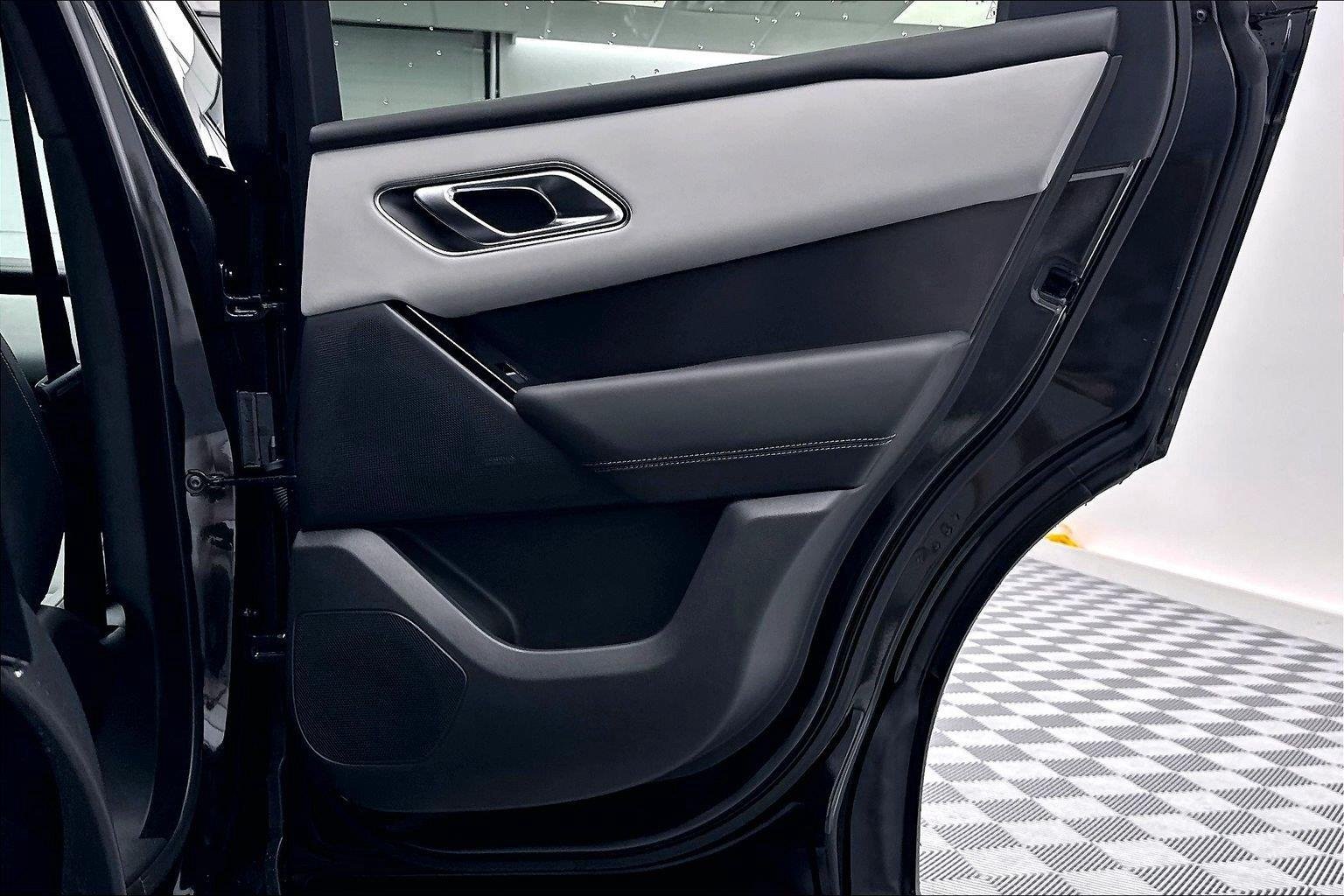 New 2026 Santorini Black Metallic Land Rover Autobiography image 31