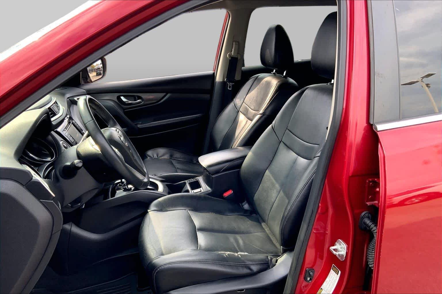Used 2016 Cayenne Red Nissan SL image 8