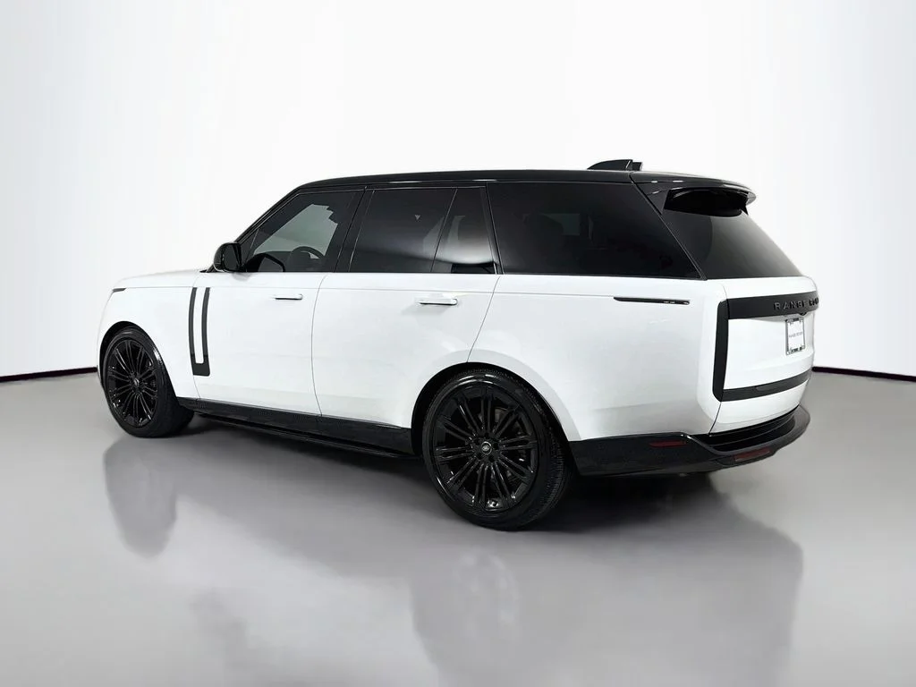 Used 2025 White Land Rover SE image 7