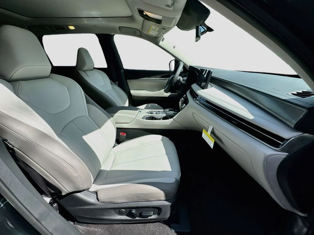 New 2027 DEEP EMERALD INFINITI Luxe FWD image 31