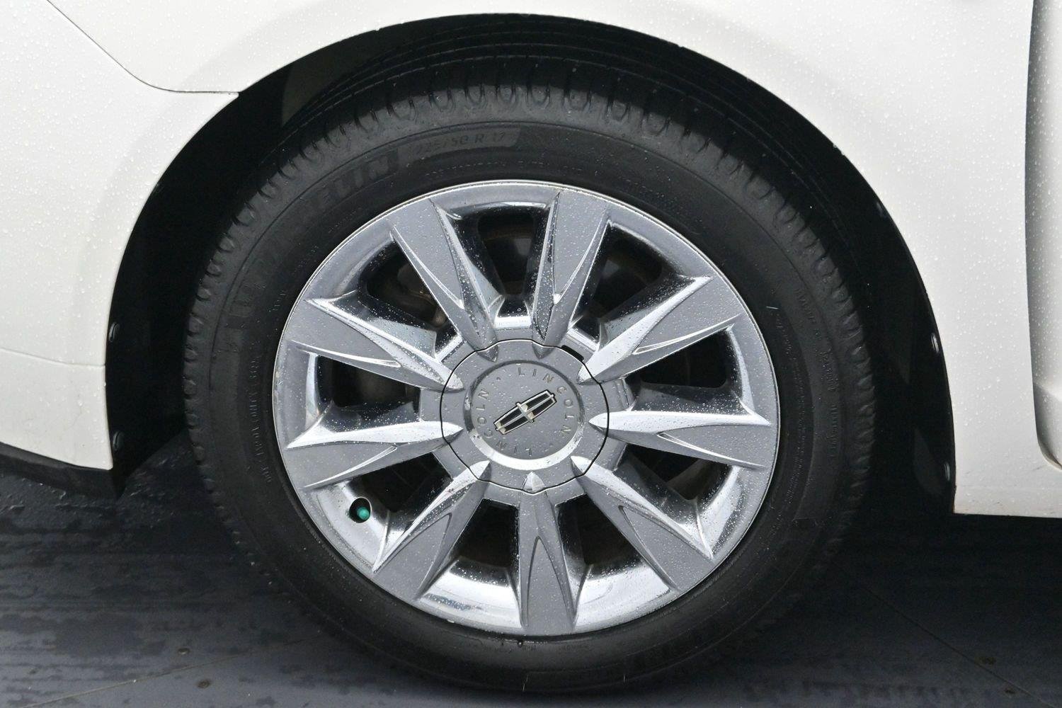Used 2012 White Platinum Metallic Tricoat Lincoln 4dr Sdn FWD image 35