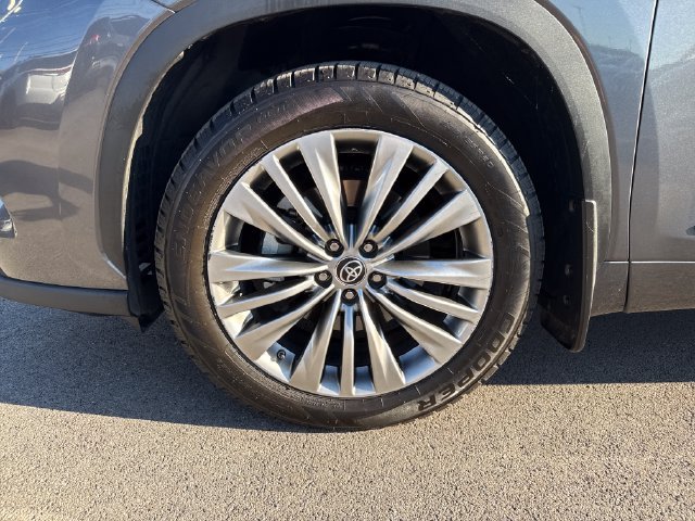 Used 2022 Gray Toyota Platinum image 10