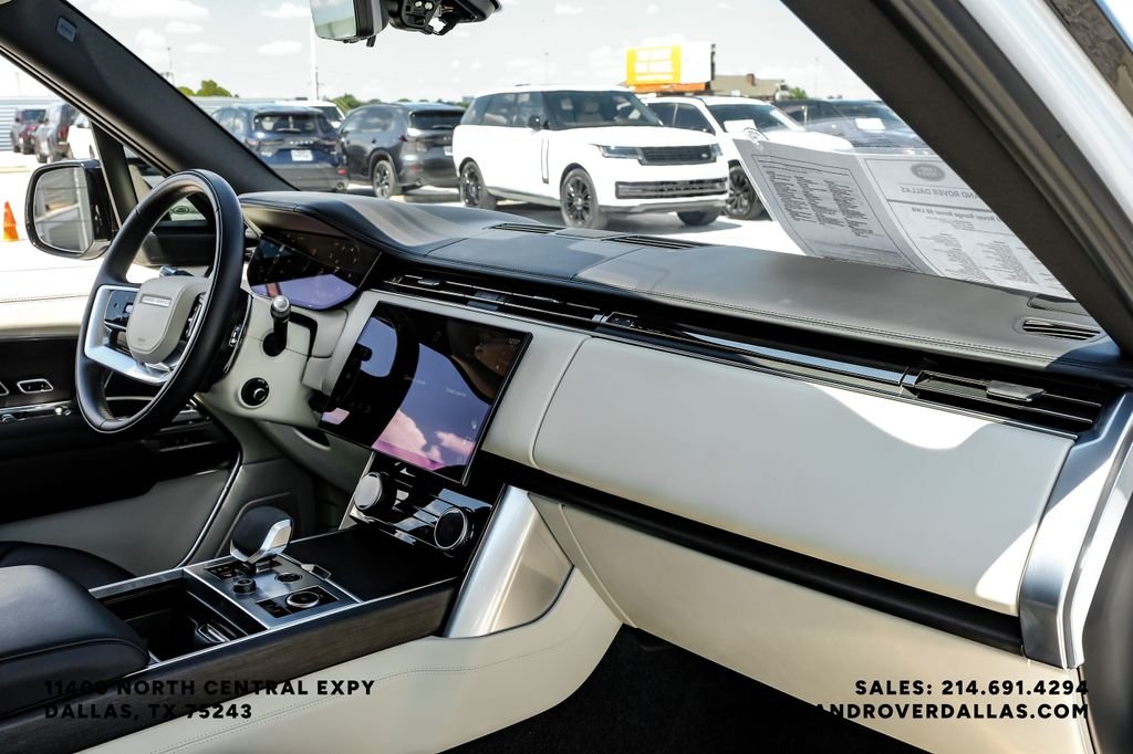 Used 2022 White Land Rover SE image 12