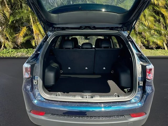 New 2026 Fathom Blue Pearl-Coat Exterior Paint Jeep Latitude image 25
