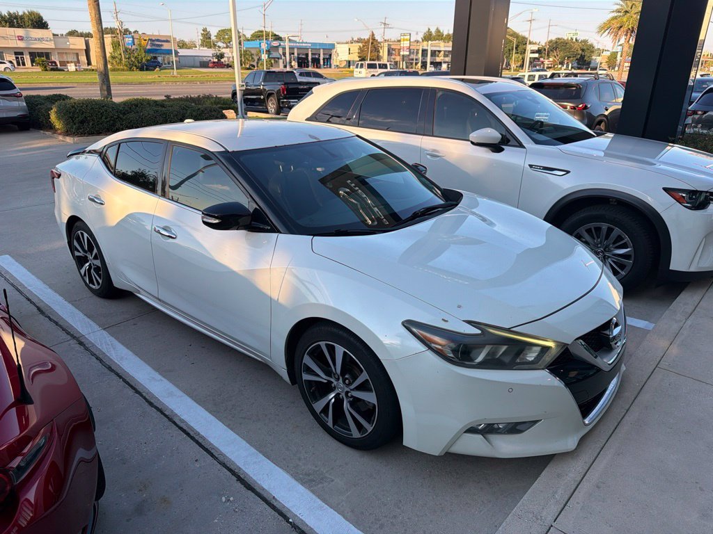 Used 2017 White Nissan SR image 2