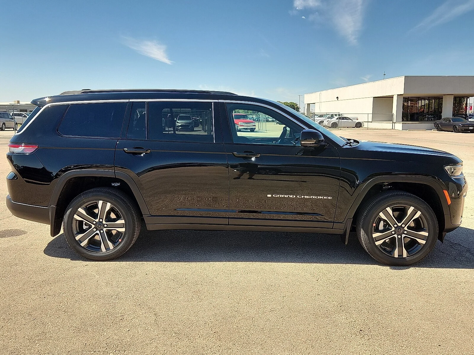 New 2027 High-Gloss Black Paint Jeep L LIMITED 4X4 image 5