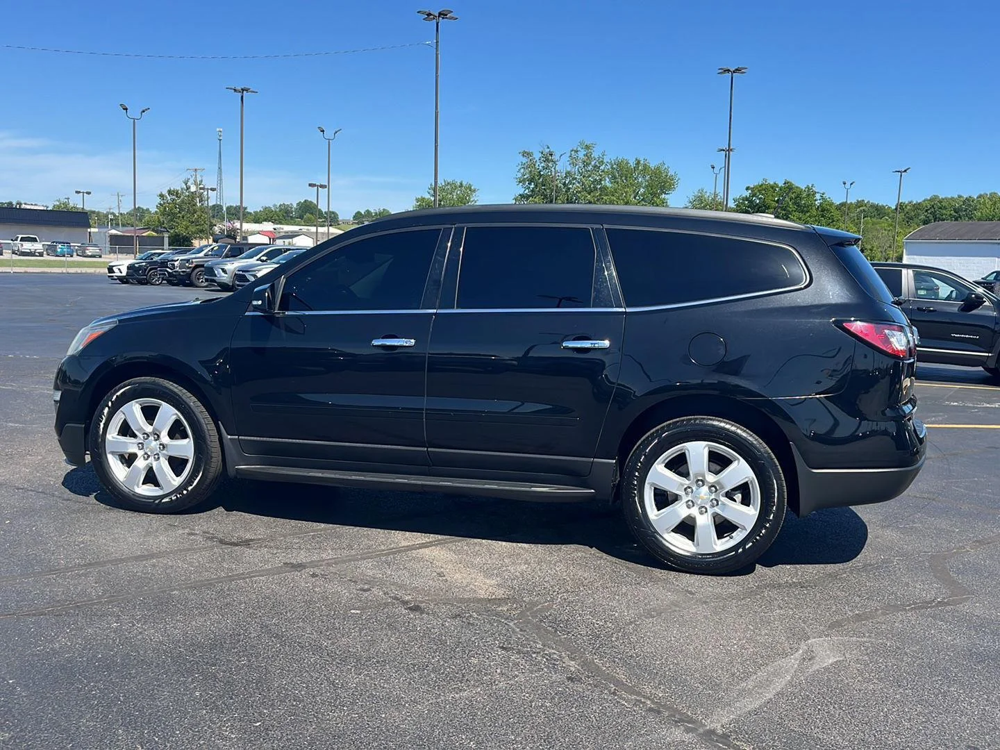 Used 2017 Chevrolet Traverse 1LT with VIN 1GNKRGKDXHJ333956 for sale in West Union, OH
