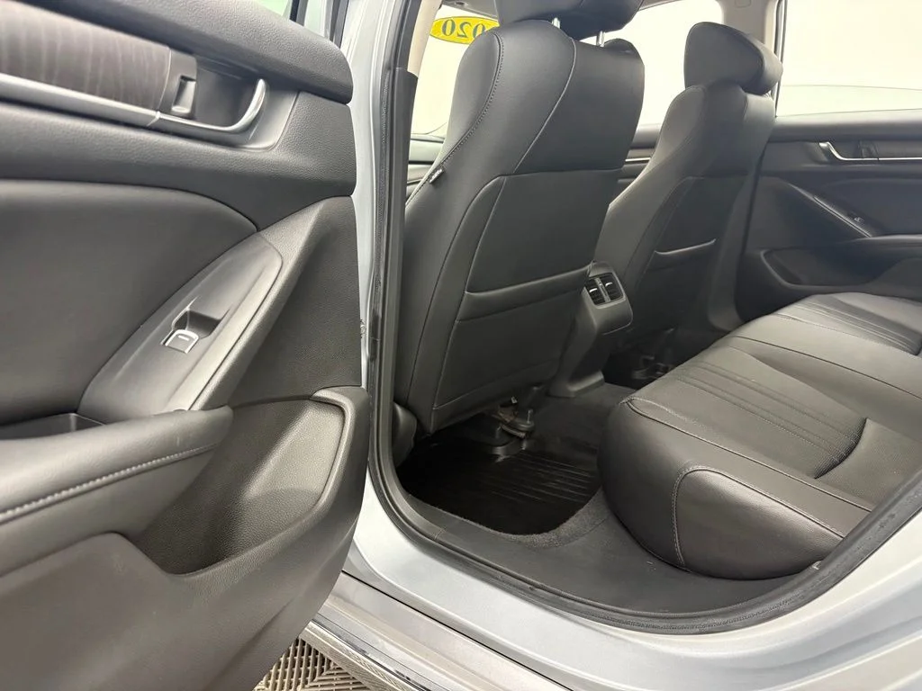 Used 2020 Silver Honda EX-L image 36