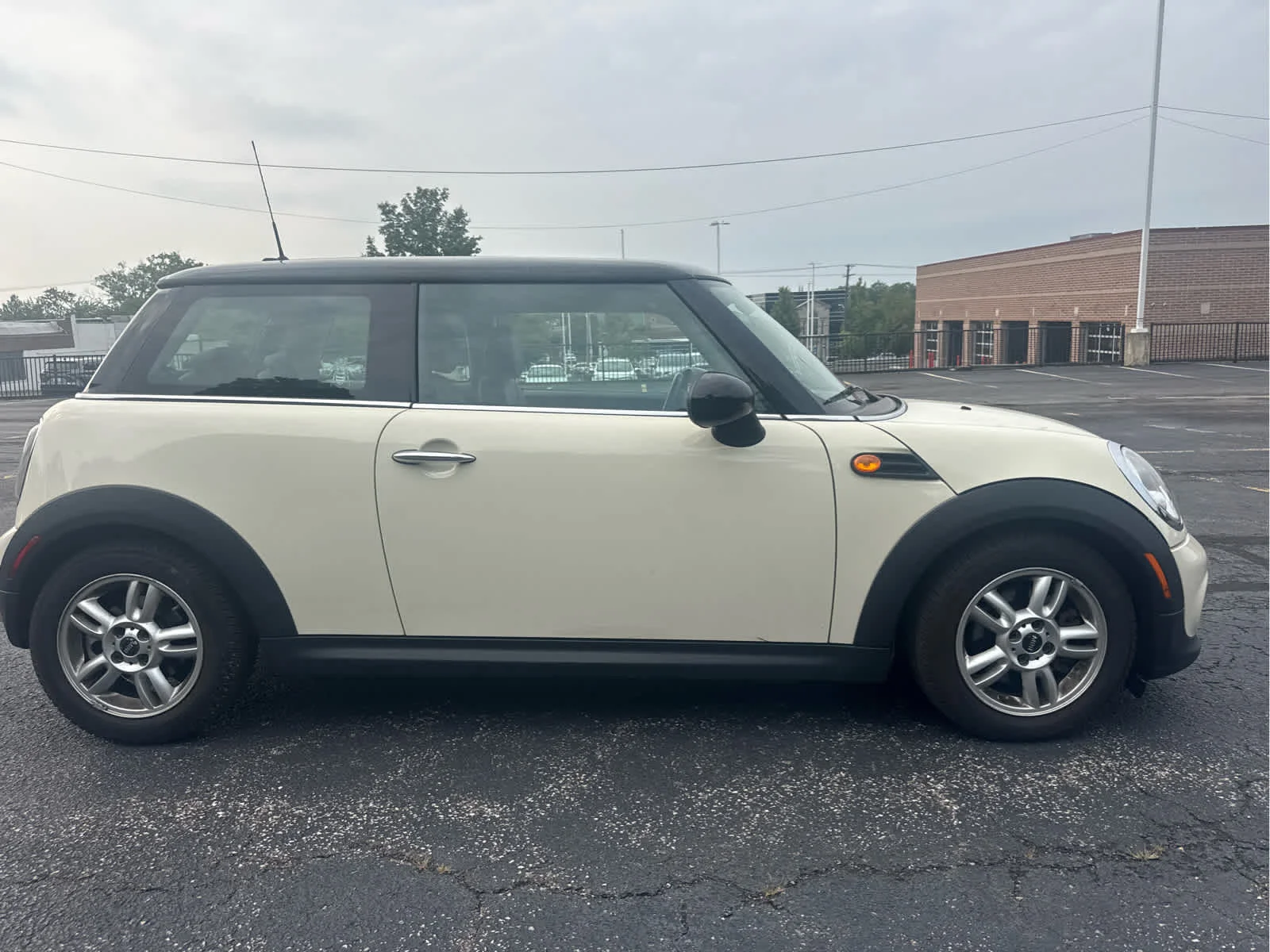 Used 2013 Pepper White MINI  image 4