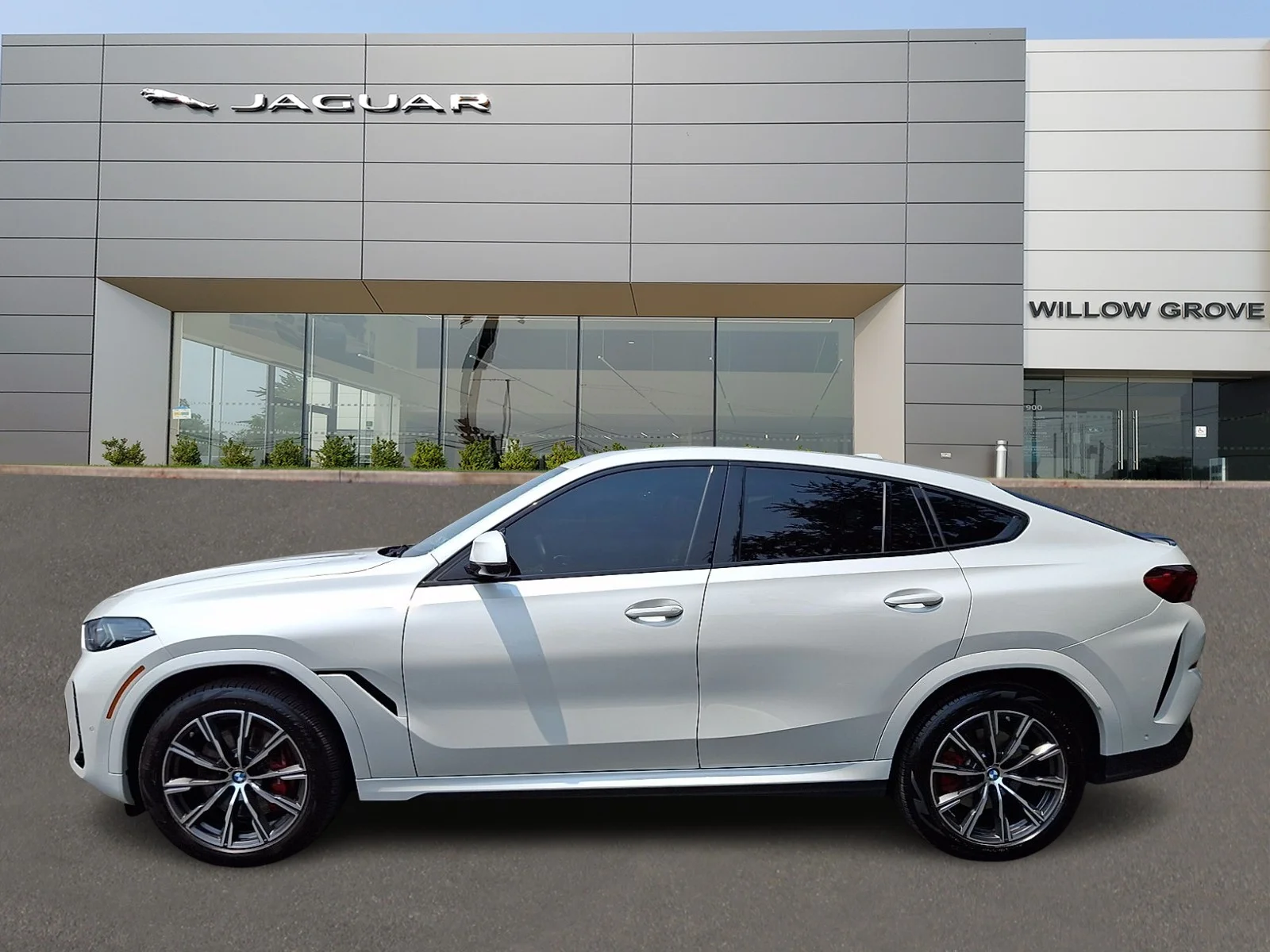 Used 2024 Mineral White Metallic - A96 BMW xDrive40i image 6